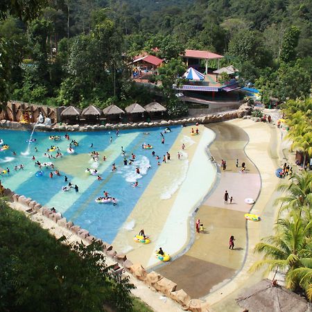 Caribbean Bay Resort @ Bukit Gambang Resort City Екстериор снимка