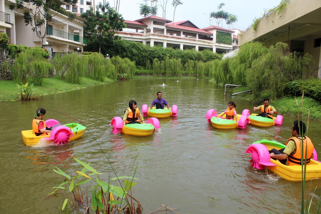 Caribbean Bay Resort @ Bukit Gambang Resort City Екстериор снимка