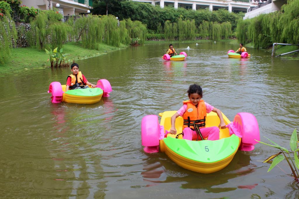 Caribbean Bay Resort @ Bukit Gambang Resort City Екстериор снимка