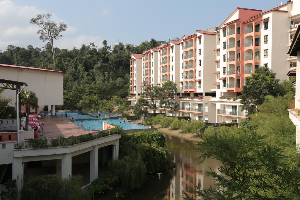 Caribbean Bay Resort @ Bukit Gambang Resort City Екстериор снимка