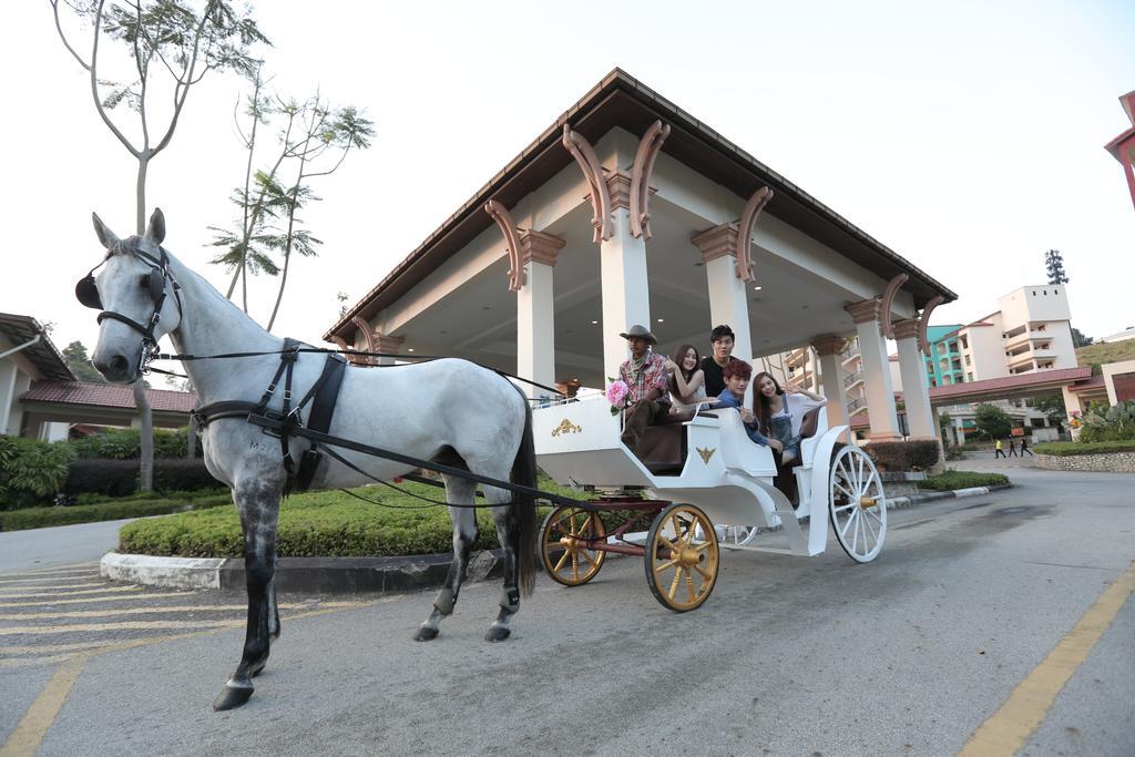 Caribbean Bay Resort @ Bukit Gambang Resort City Екстериор снимка